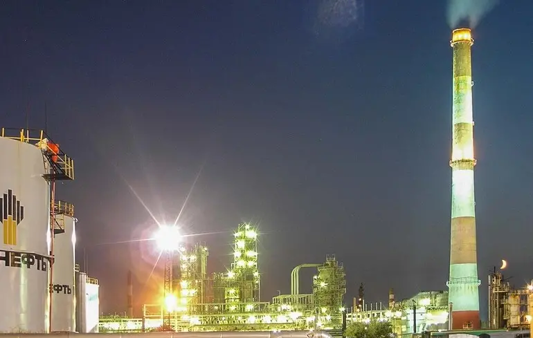 Один із найбільших виробників нафти у Росії зупинив свою роботу після ударів безпілотниками – ASTRA