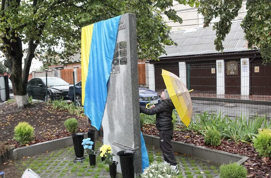 У п’яти ліцеях Вінниці відкрили пам’ятні знаки на честь полеглих воїнів-випускників