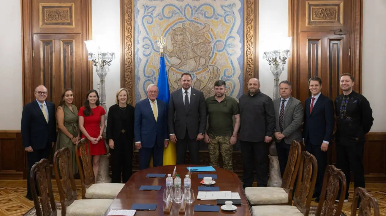 ЗМІ: Келлога в Києві супроводжувала додаткова охорона через "натовп шанувальників"