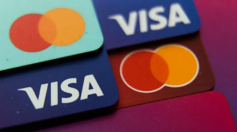 Visa вперше обігнала Mastercard за кількістю карток в обігу в Україні