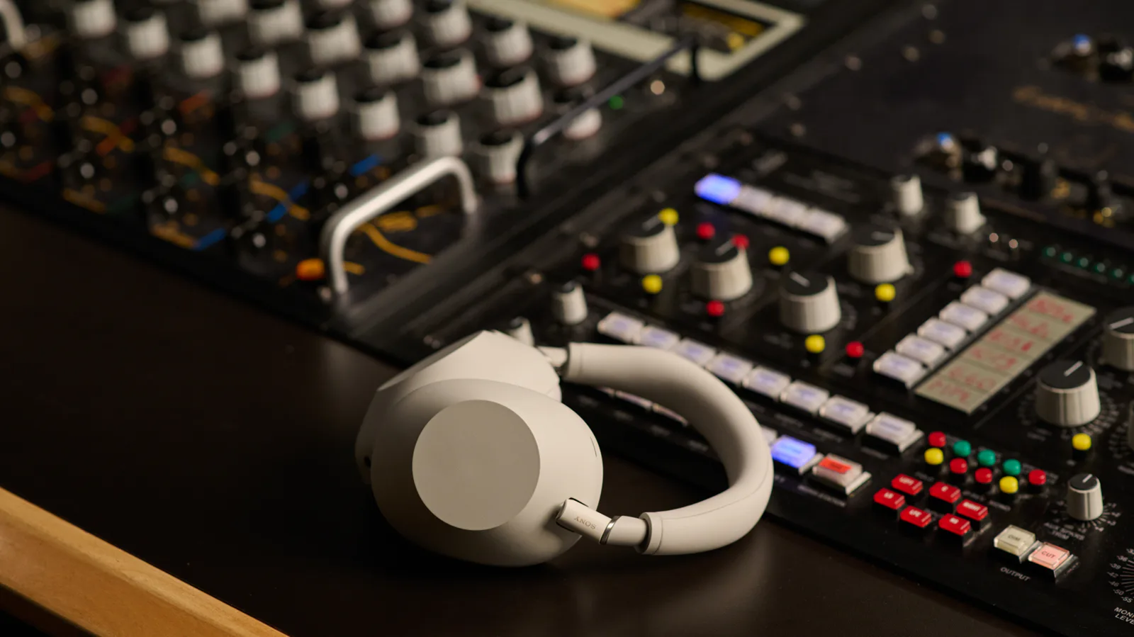 Порівняння AirPods Max та Sony WH-1000XM6: які навушники вибрати