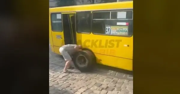 У центрі Львова в маршрутки на ходу знову відпало колесо