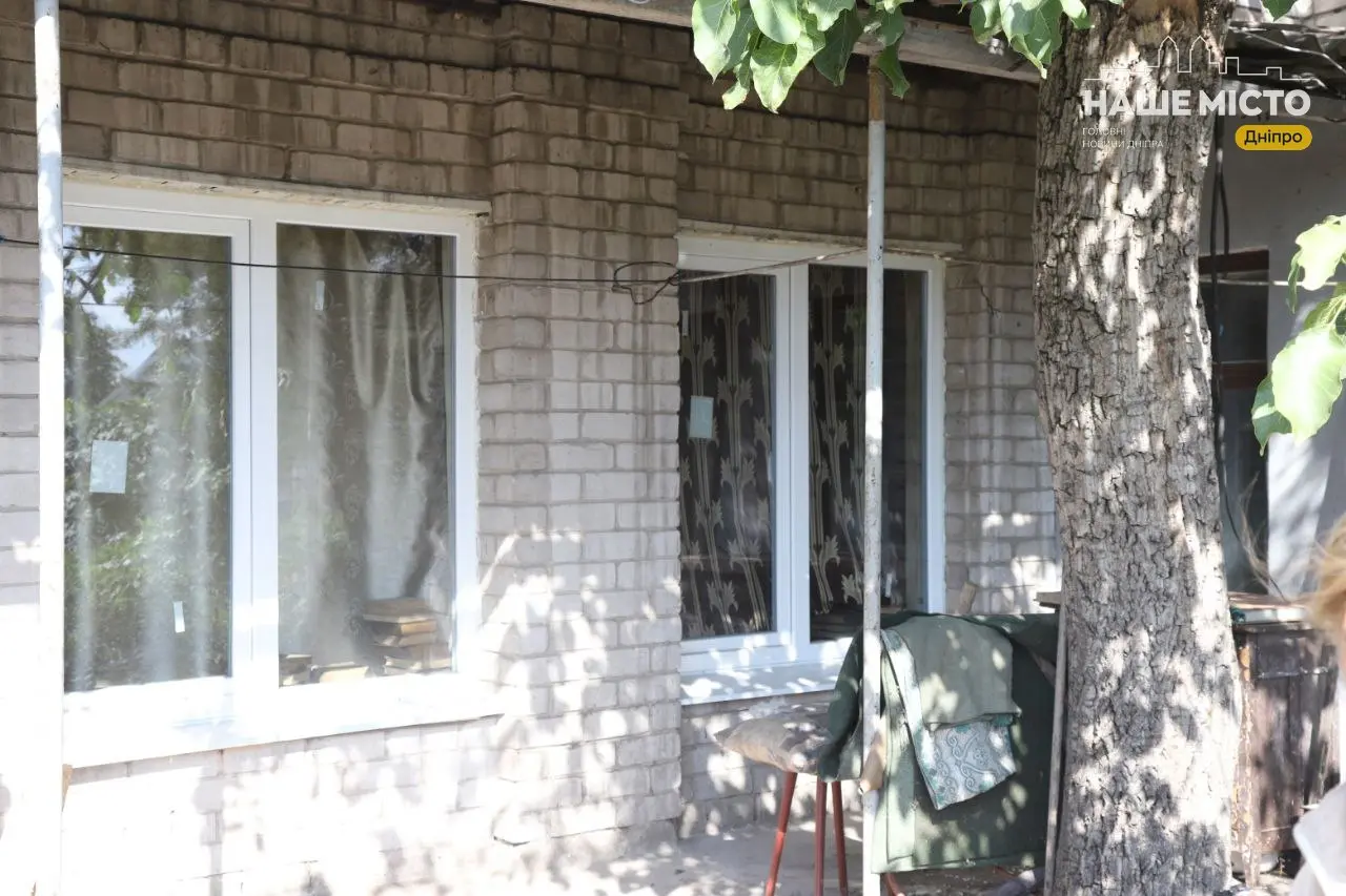 Вікна поставили за декілька годин: у Дніпрі ремонтують будинки, що постраждали від ворожих обстрілів