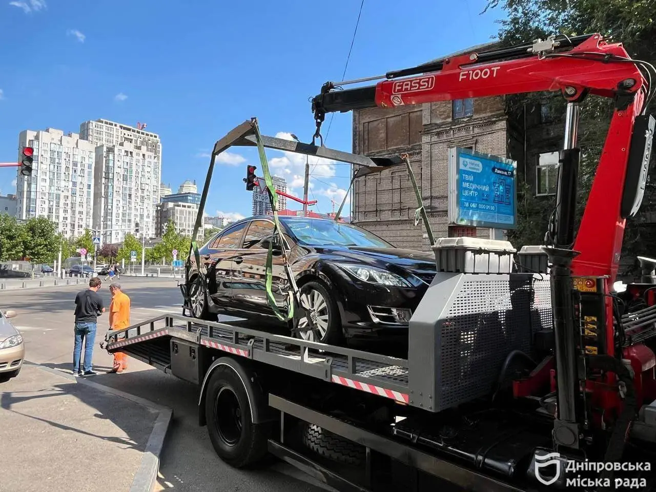 У Дніпрі автівки без номерних знаків переміщують на штрафмайданчик