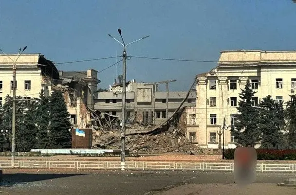 Росіяни двічі вгатили по будівлі Херсонської ОВА: у Мережі з'явилися кадри удару