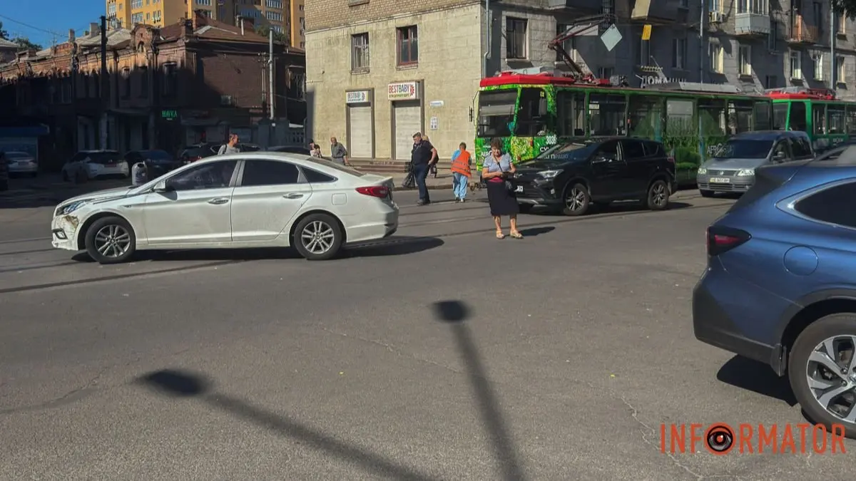 У Дніпрі на Архітектора Олега Петрова зіткнулись Hyundai та Subaru: не курсують трамваї, утворився затор