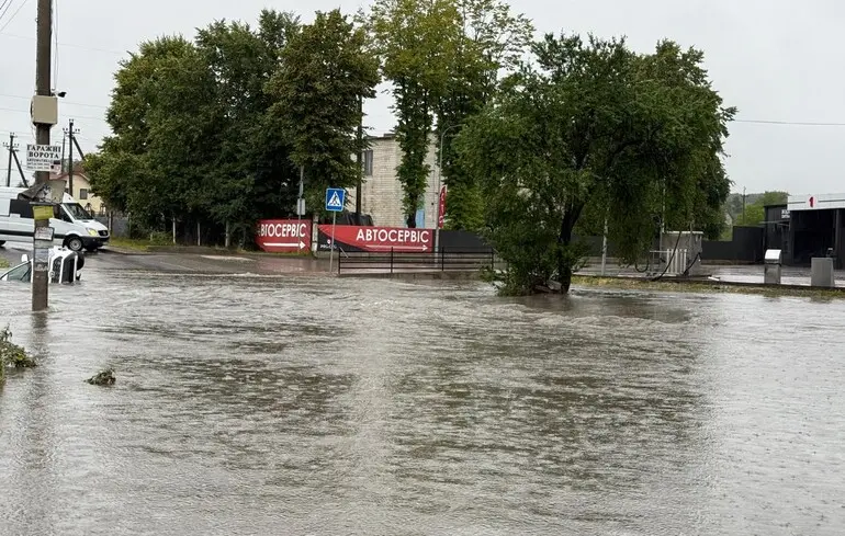 У Львові через негоду місцева річка вийшла з берегів, деякі вулиці затопило: фото та відео
