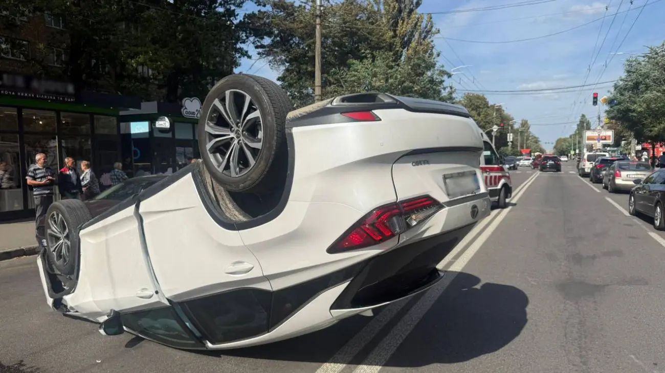 У Києві "Лексус" зіткнувся з учбовим авто і перевернувся на дах