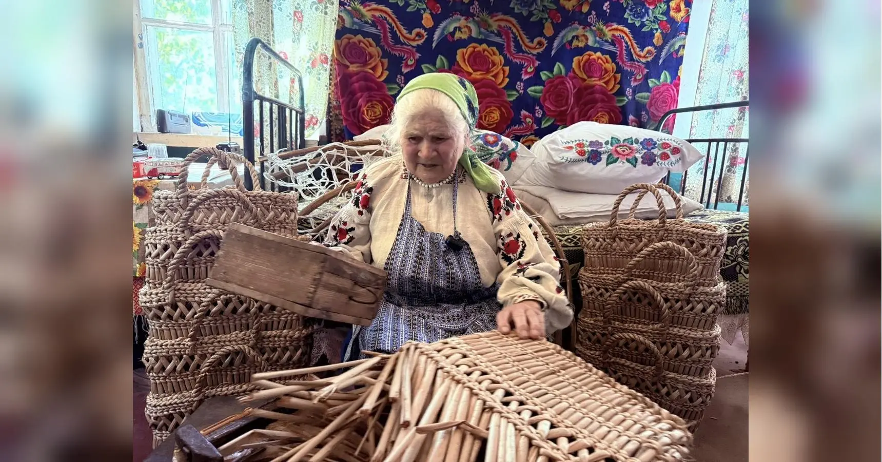 «Як почала плести кошики з рогозу, руки перестали терпнути», — 83-річна майстриня з Полтавщини