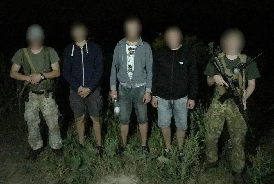 Причаїлися в кущах: харків’янина на кордоні помітив дрон (відео)