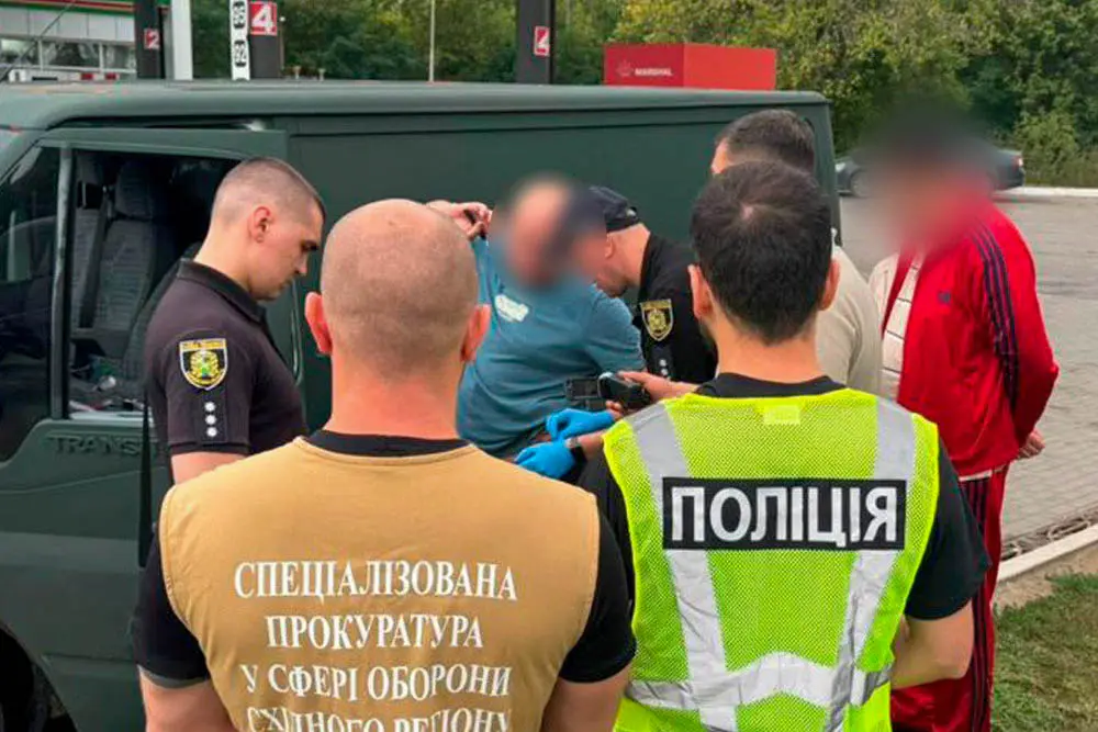 На Харківщині поліцейські затримали чоловіка, який за гроші «вирішував питання» з поновленням на службі