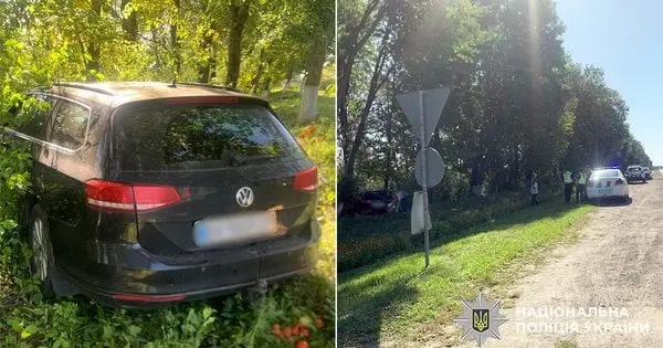 На Хмельниччині непритомний водій Volkswagen вʼїхав у дерево та загинув
