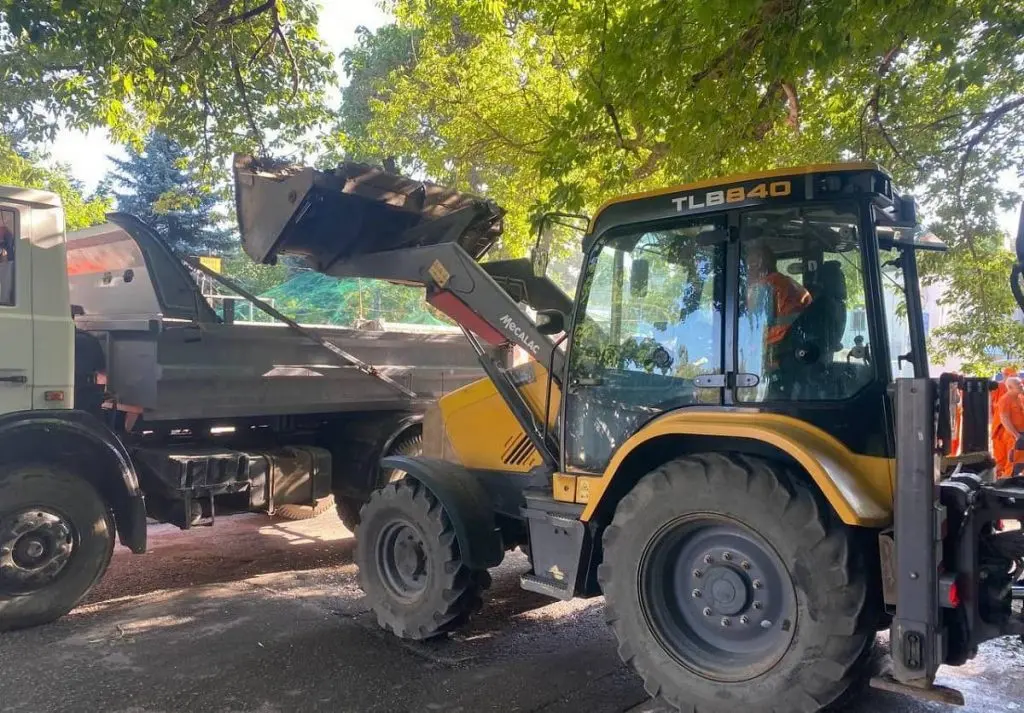 Одеські комунальники ліквідовують наслідки нічної дронової атаки (фоторепортаж)