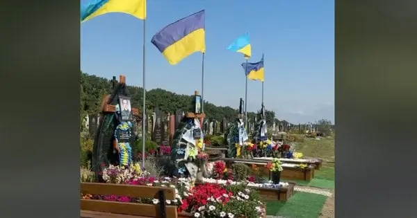 На Рівненщині вандали зривали прапори з могил військових