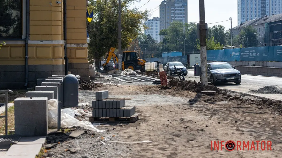 У Дніпрі біля Соборної площі триває створення безбар’єрного маршруту