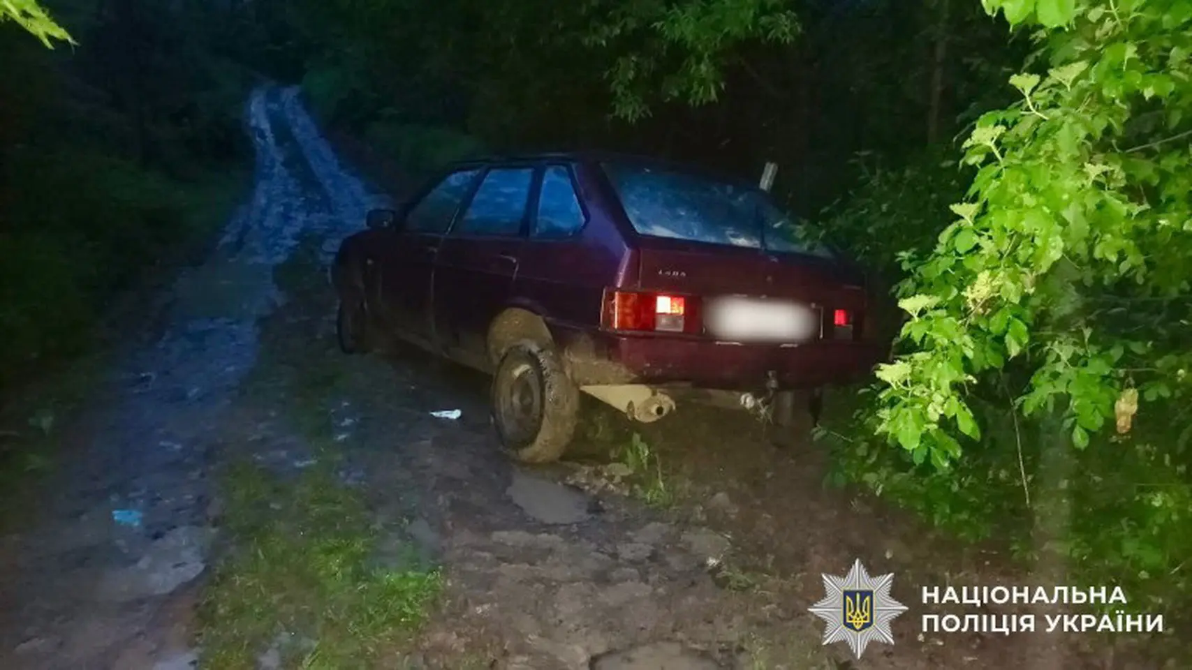 На Вінниччині чоловік викрав авто, але застряг ним у багнюці й пішов пішки