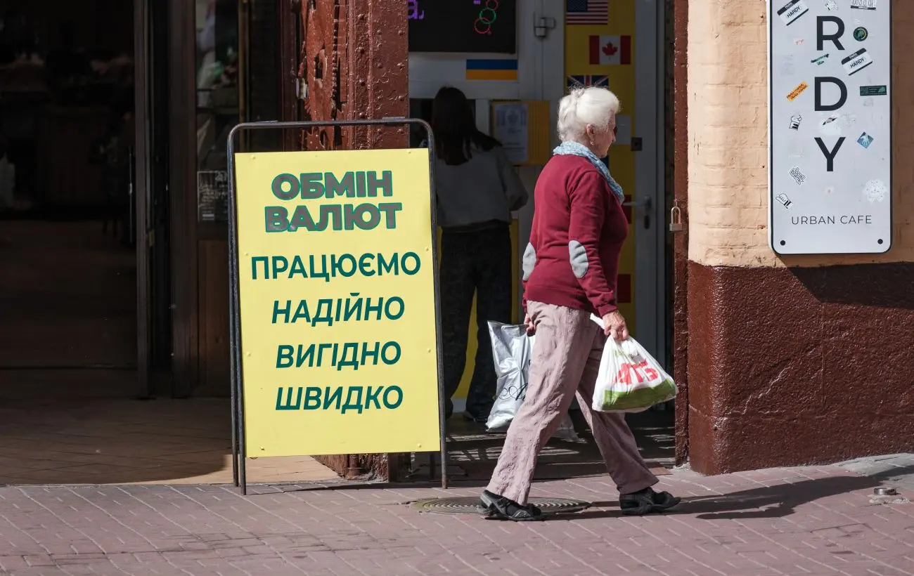 Долар подешевшав після дводенного зростання