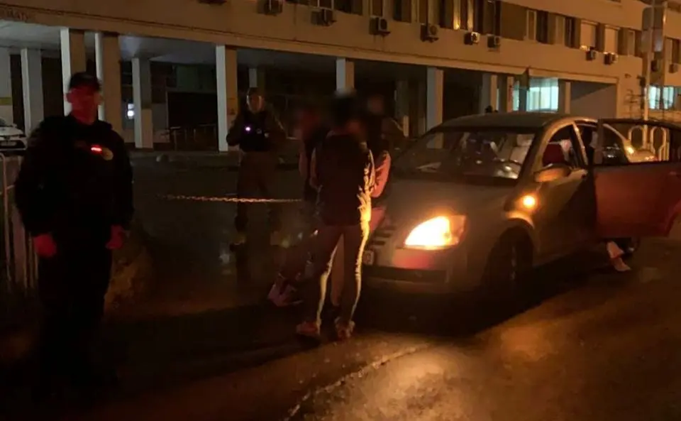 Автомобіль, в якому розпивали спиртне, зачепив паркан лікарні: столичні муніципали передали порушників поліції