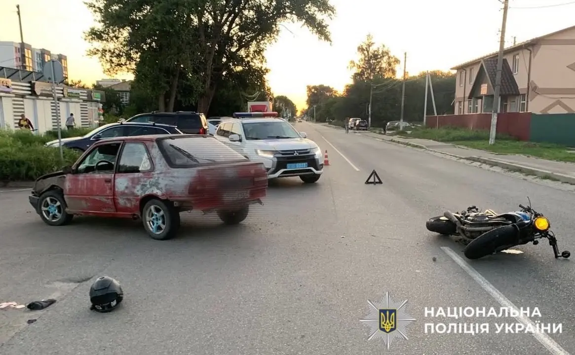 На Броварщині мотоцикліст потрапив до лікарні після зіткнення з авто