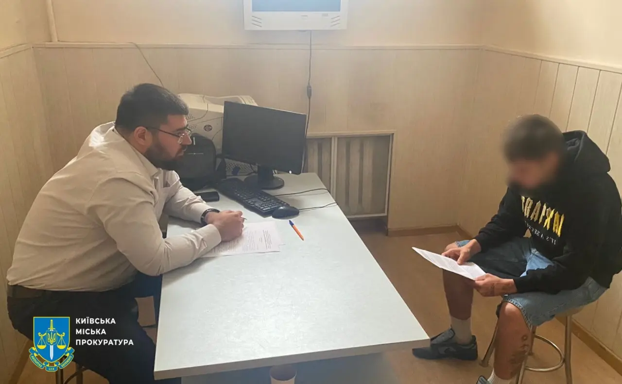 У Києві 20-річний хлопець підпалив двері квартири після погроз від псевдоспівробітників СБУ