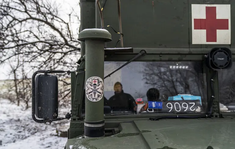 Кабмін підвищив зарплати медикам у прифронтових регіонах