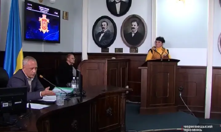 Суперечки у дворі на Сандуляка та ремонт бомбосховищ: як пройшла сесія Чернівецької міськради?