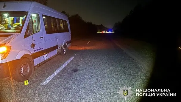 На Сумщині п’яний мотоцикліст зіткнувся з маршруткою, є постраждалі: детали ДТП (фото)