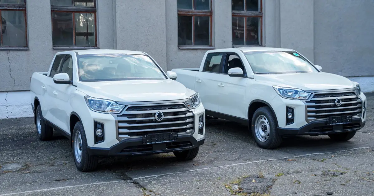 Вінницька громада передала військовим два нові автомобілі та потужний генератор