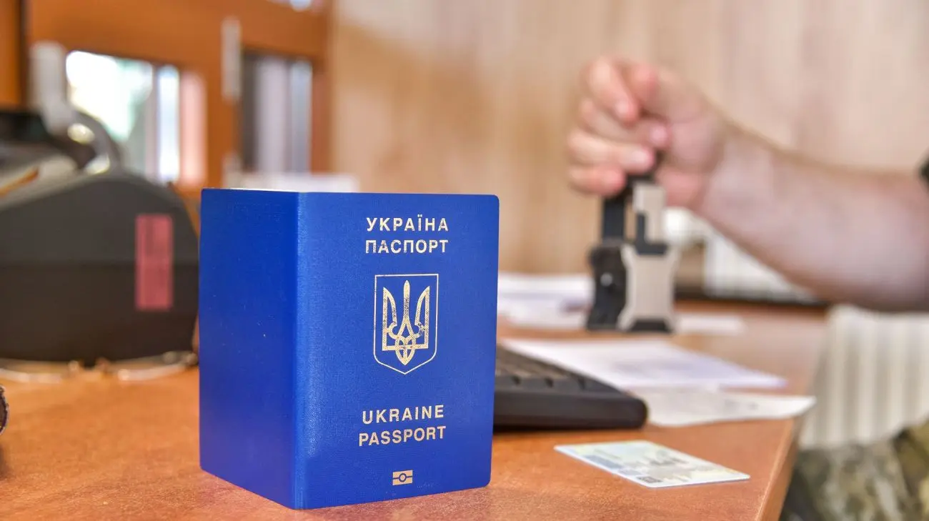 До ВР внесли законопроєкт, що може дозволити чоловікам до 22 років виїзд за кордон
