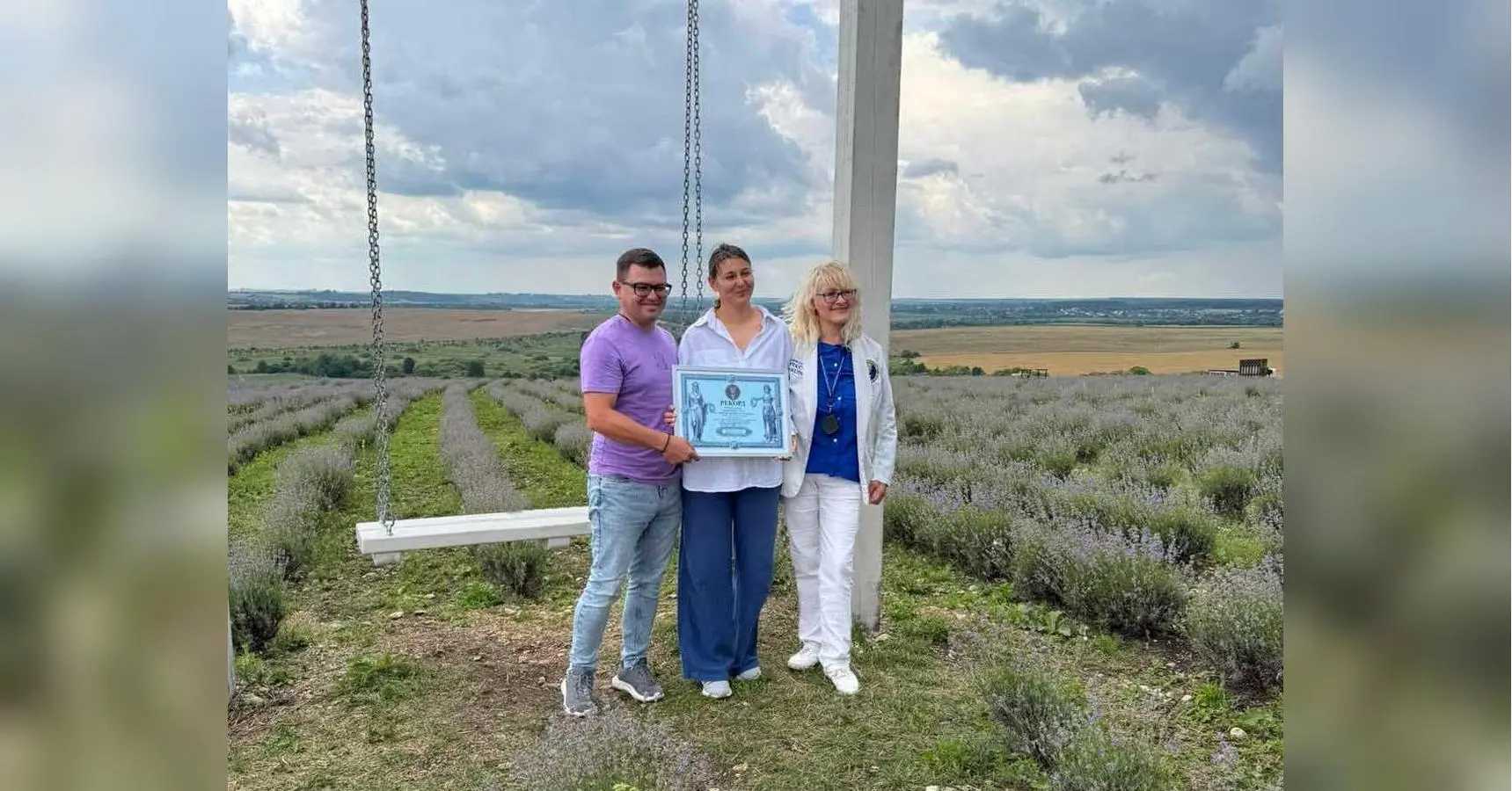 «28 тисячі саджанців лаванди садили вручну близько тижня»: подружжя зі Львівщини зареєструвало незвичний рекорд