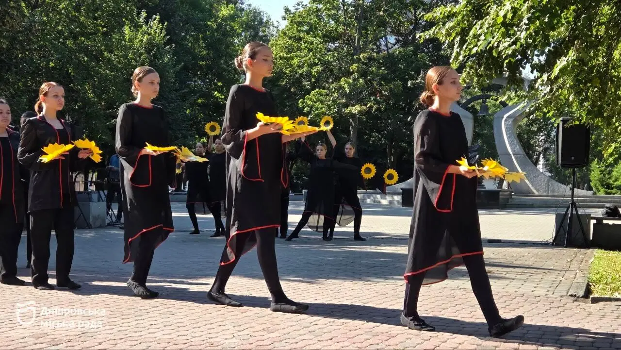 Вшанування захисників України у Дніпрі: захід з танцями та соняшниками