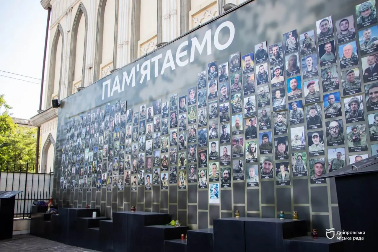 Хвилина мовчання та Прапор Надії: у Дніпрі вшанували молодь, яка віддала життя за свободу України