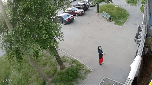У Києві жінка влаштувала стрілянину по дверях під’їзду (відео): що каже поліція