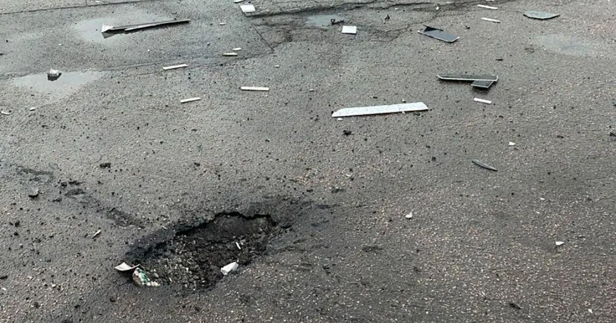 Російський безпілотник упав прямо на дорогу у Харкові 