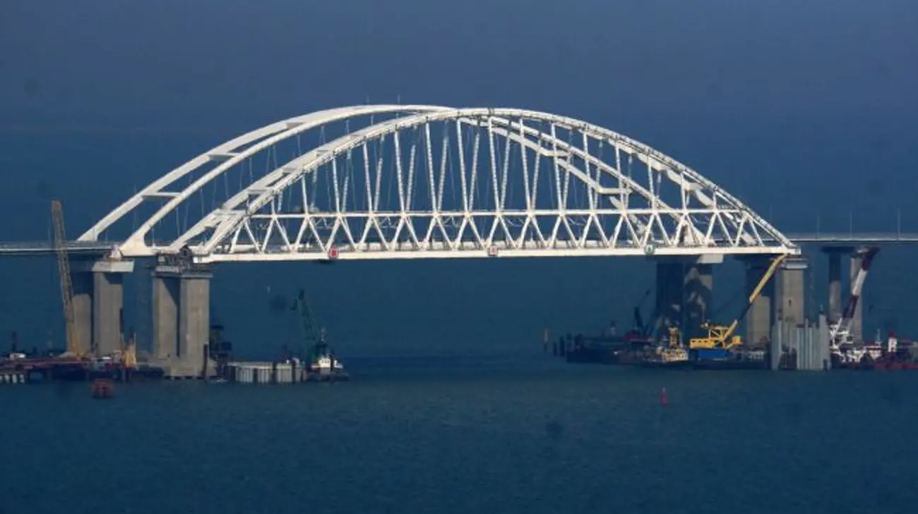 У окупованому Криму пролунала серія вибухів: перекрито рух Кримським мостом