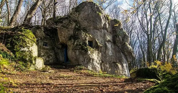 Хто і навіщо встановив пластикове вікно в Печері відлюдника на Тернопільщині