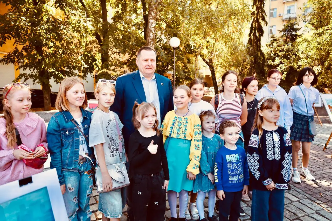 У Дніпрі в одному зі скверів на лівому березі до Дня міста влаштували бібліопікнік, на якому побував мер Борис Філатов