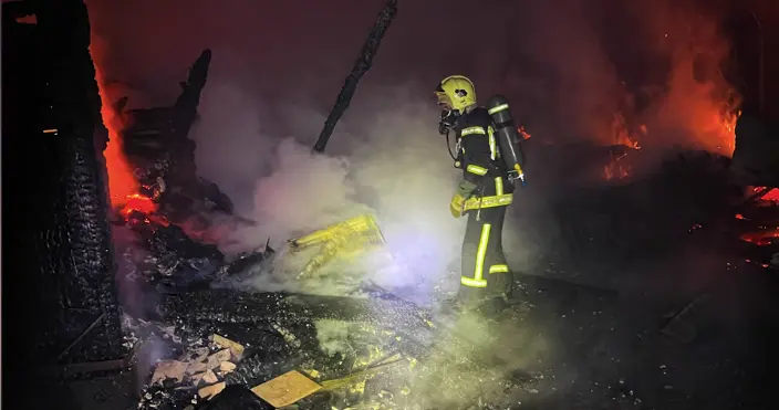 Згорів 3-поверховий будинок та 2 автівки: у Путилі трапилась масштабна пожежа