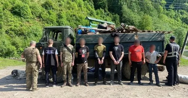 На Закарпатті затримали вантажівку ГАЗ із захованими в будівельному смітті ухилянтами