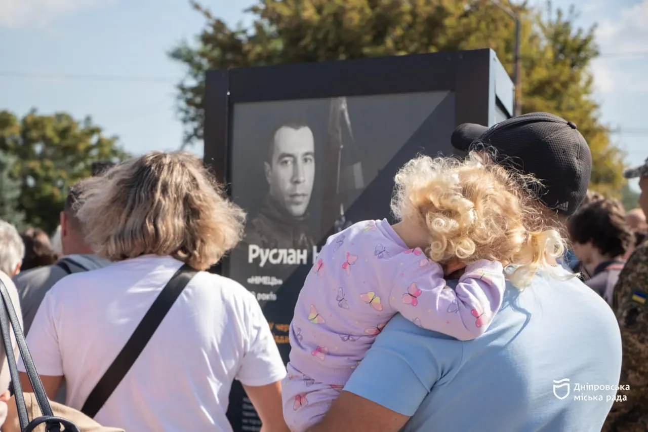 Дніпро вшановує полеглих Героїв: у місті відкрили нову експозицію в межах проєкту «Історії Героїв. Алея пам’яті»