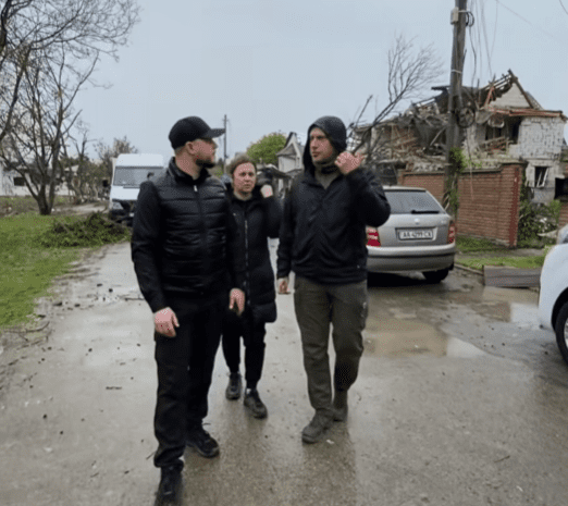 Очільник Київщини відвідав постраждалий від нічних обстрілів Макарів (відео)