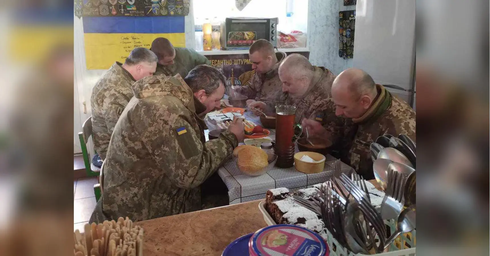 «Щодня варимо по 30 літрів борщу і ліпимо до 700 вареників»: селяни створили кафе й безкоштовно годують захисників