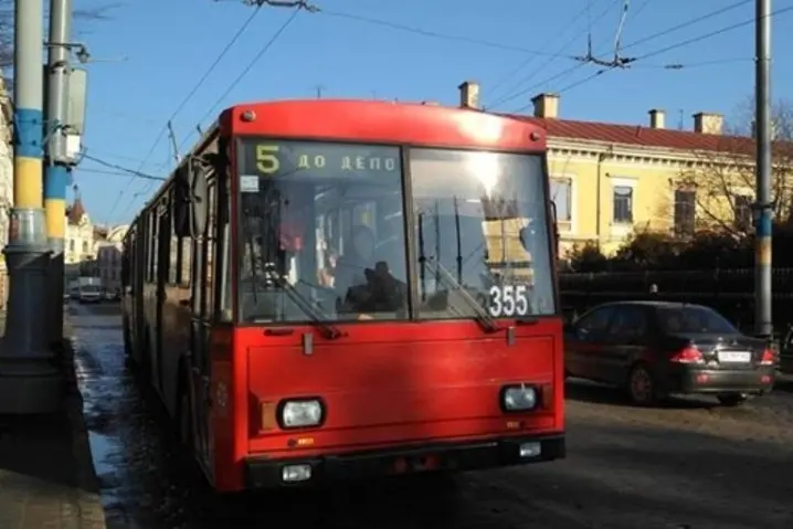 Обрив дроту: у Чернівцях тролейбуси №5 курсують до «Кварцу»