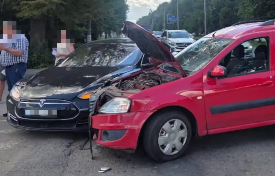 У Вінниці на Гніванському шосе водій авто «влетів» у «Теслу»: відео