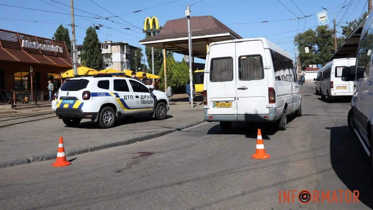 У Дніпрі на Старомостовій площі, біля McDonald's, маршрутка №48 наїхала на людину