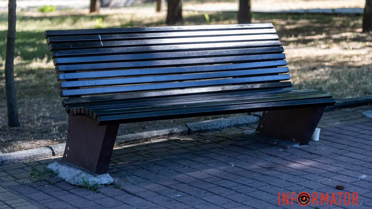 У Дніпрі у парку Шевченка за 440 тисяч гривень ремонтують та фарбують лавочки