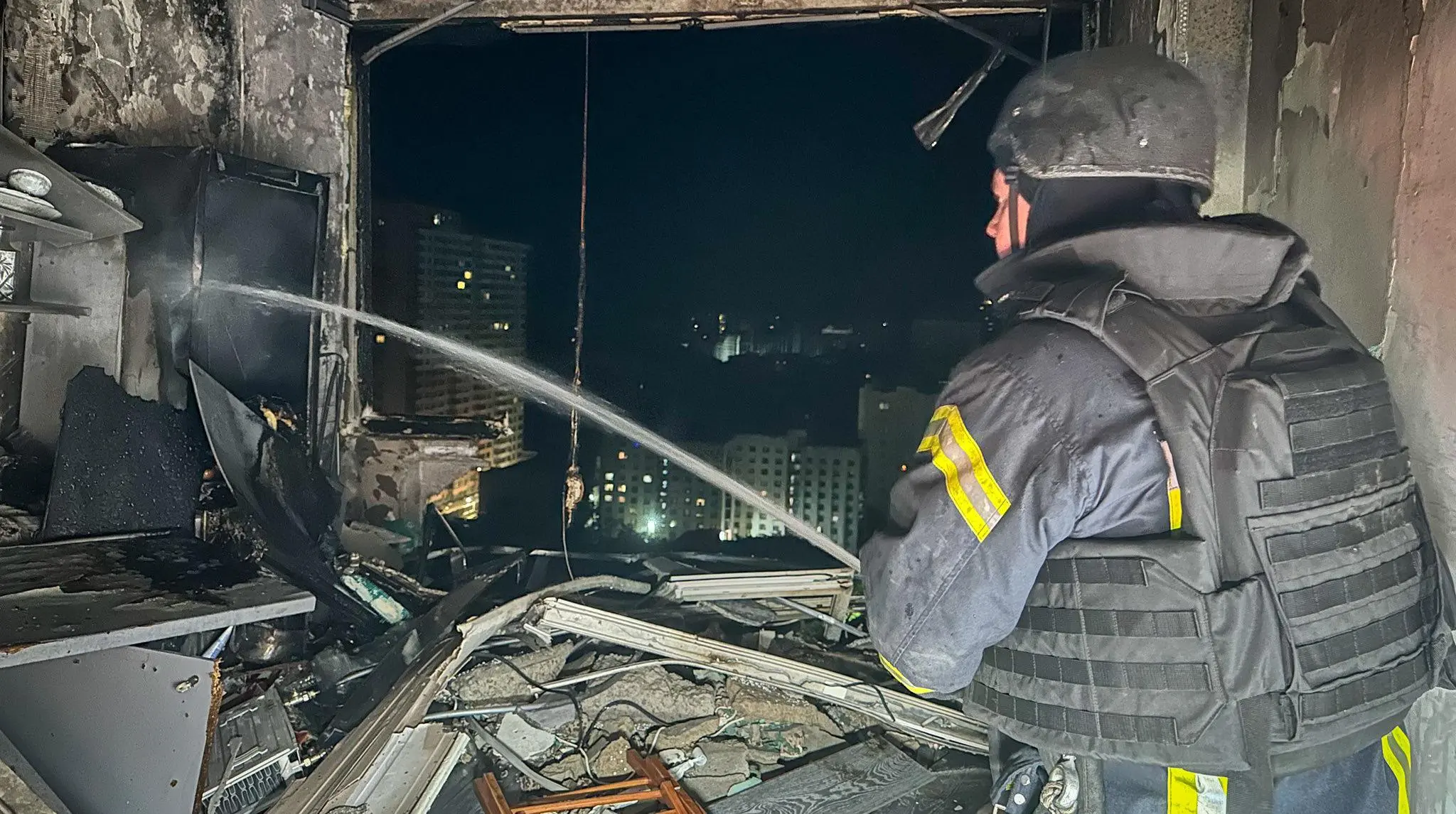 Пожежа та евакуація: одеські патрульні показали перші секунди після «прильоту» на записах з боді-камер