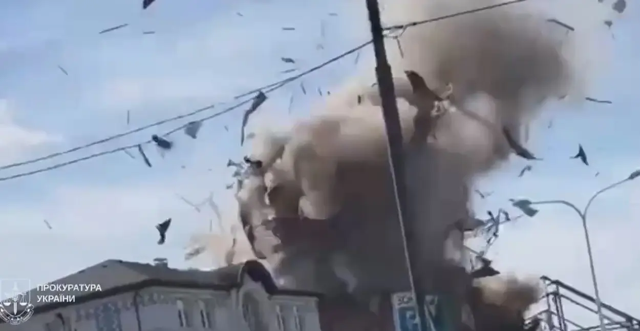 Момент удару ворожого БпЛА по Харкову потрапив на камеру (відео)