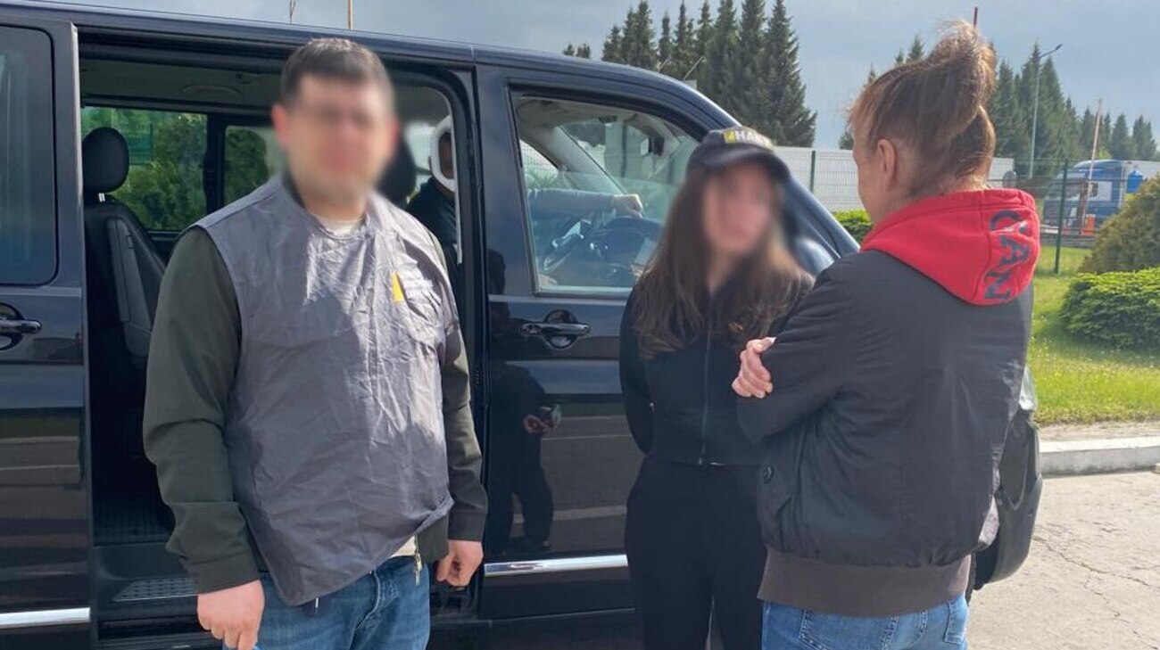 НАБУ: Німеччина видала Україні підозрювану у справі про розкрадання 1200 гектарів під Києвом