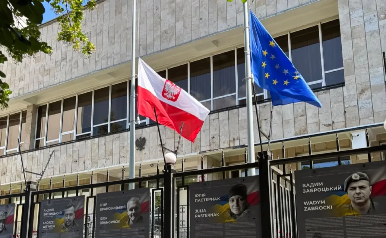 Ракета пошкодила посольство Польщі в Києві під час нічного обстрілу